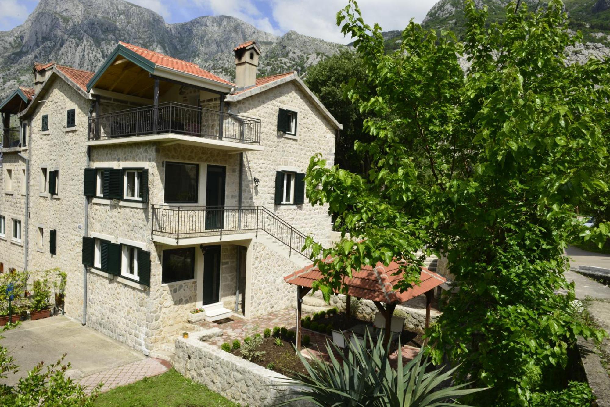 Andrea With Parking Apartment Kotor