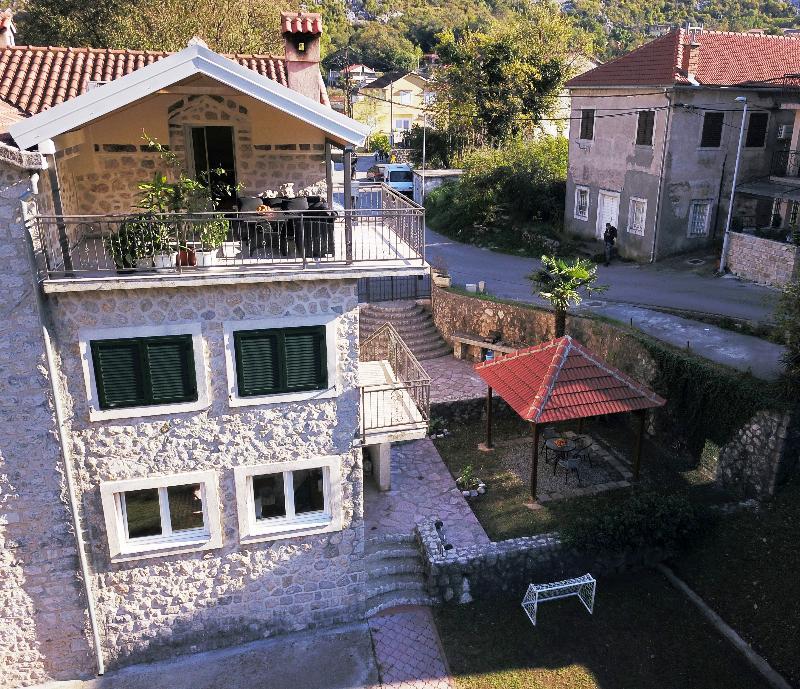 Andrea With Parking Apartment Kotor